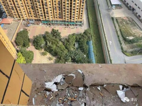 从29楼扔下男童并捅死一女子，保定一嫌犯被批捕！知情人称其并非孩子生父……休闲区蓝鸢梦想 - Www.slyday.coM