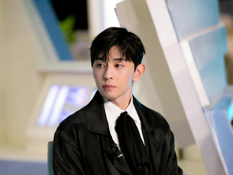 综艺《明星大侦探》中,邓伦在节目里饰演高富帅伦少爷