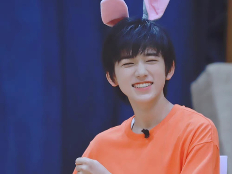 好喜欢带发箍的可爱小宋,元气小甜豆