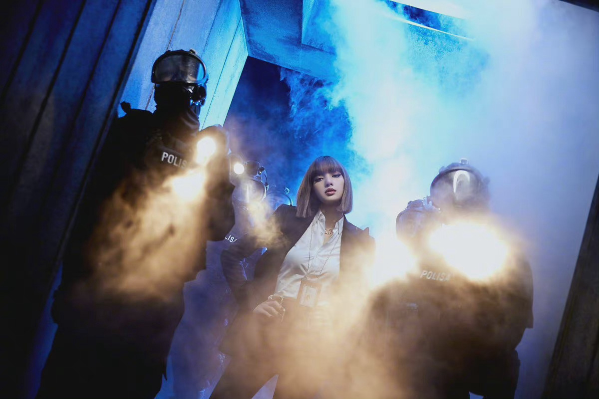 lisa新歌《lalisa》mv花絮照片释出……__财经头条