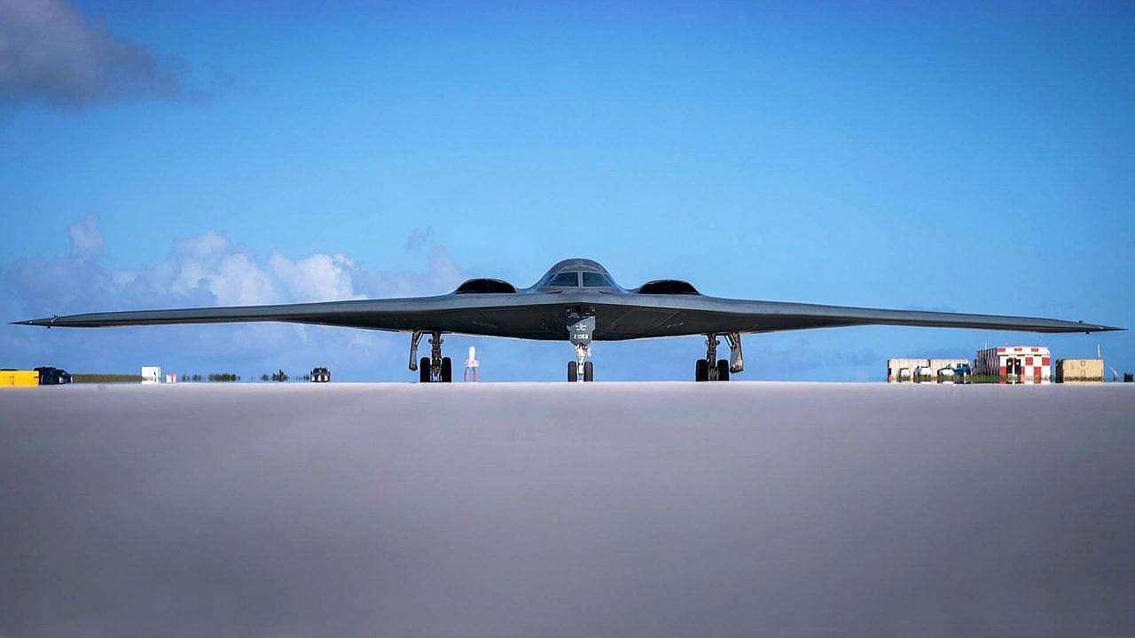 美b21轰炸机首飞倒计时,b2要全部退役?