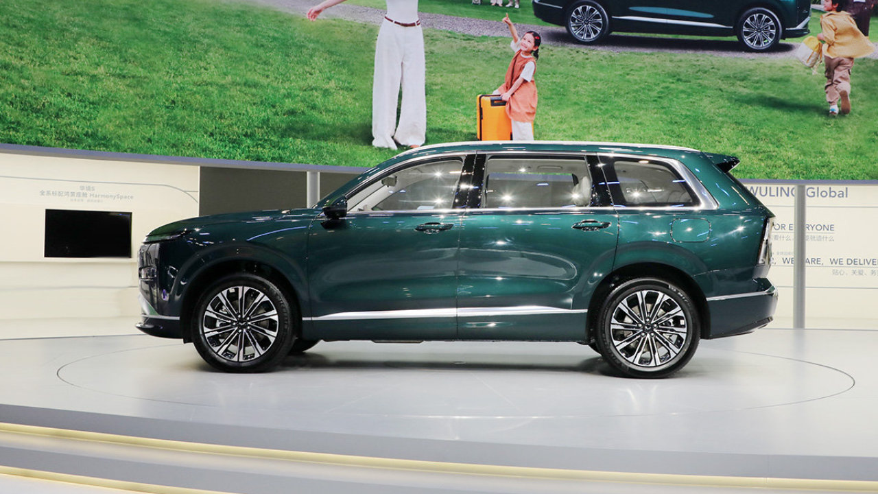 15万内大6座SUV，五菱星光L亮相，外观很前卫时尚，纯电续航260km