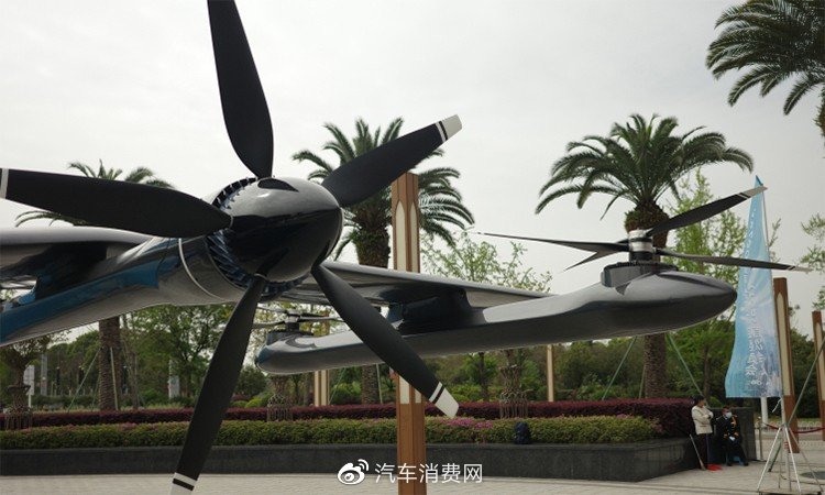 它的外观不太能明显看出汽车的影子,造型与飞机更加类似,说它是一款5