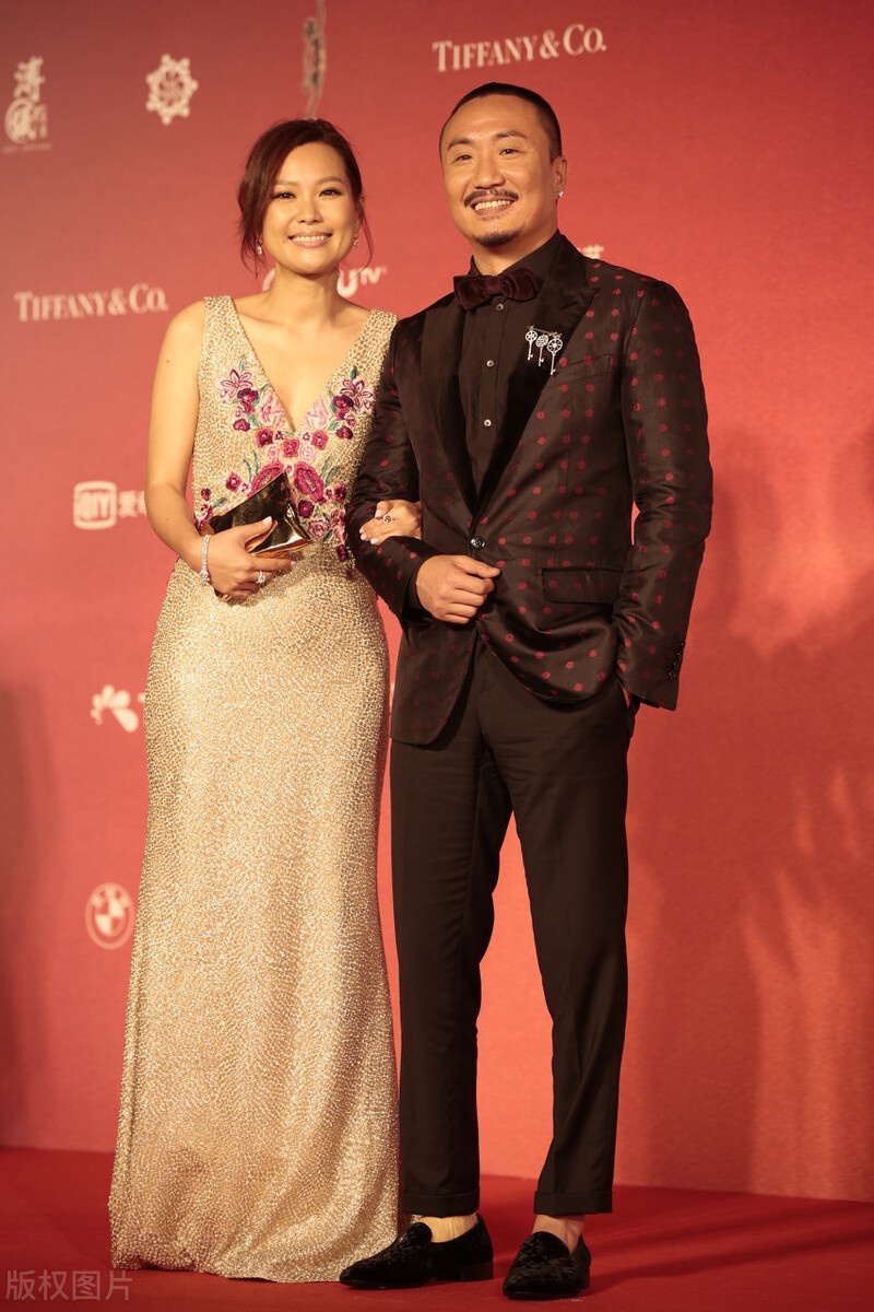 郑中基与老婆亮相她这么美显示了魅力十足