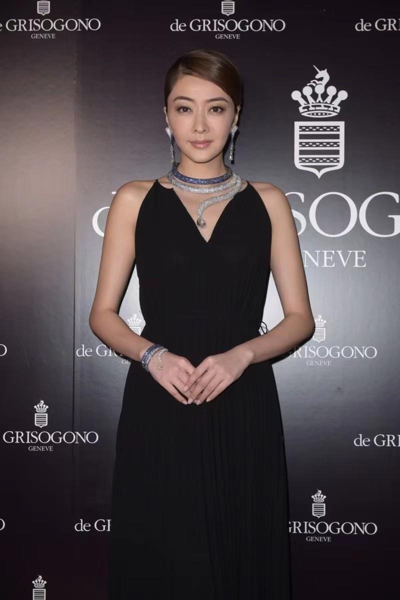 熊黛林穿黑色连衣裙出席活动超模气场高级惊艳好有阔太气质