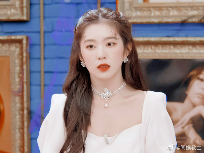 裴珠泫 白色公主裙,复古红唇明媚动人,随手一截即画报的神级美貌_高清