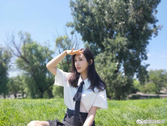 她叫黄琳,00年,就读于上海戏剧学院,身高169,爱好舞蹈,双子座