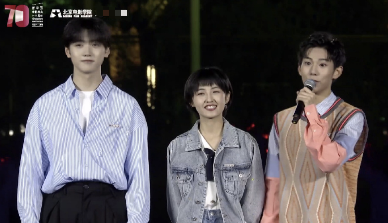 张子枫焉栩嘉刘家祎主持北电校庆,出场方式新颖,网友却关注身高