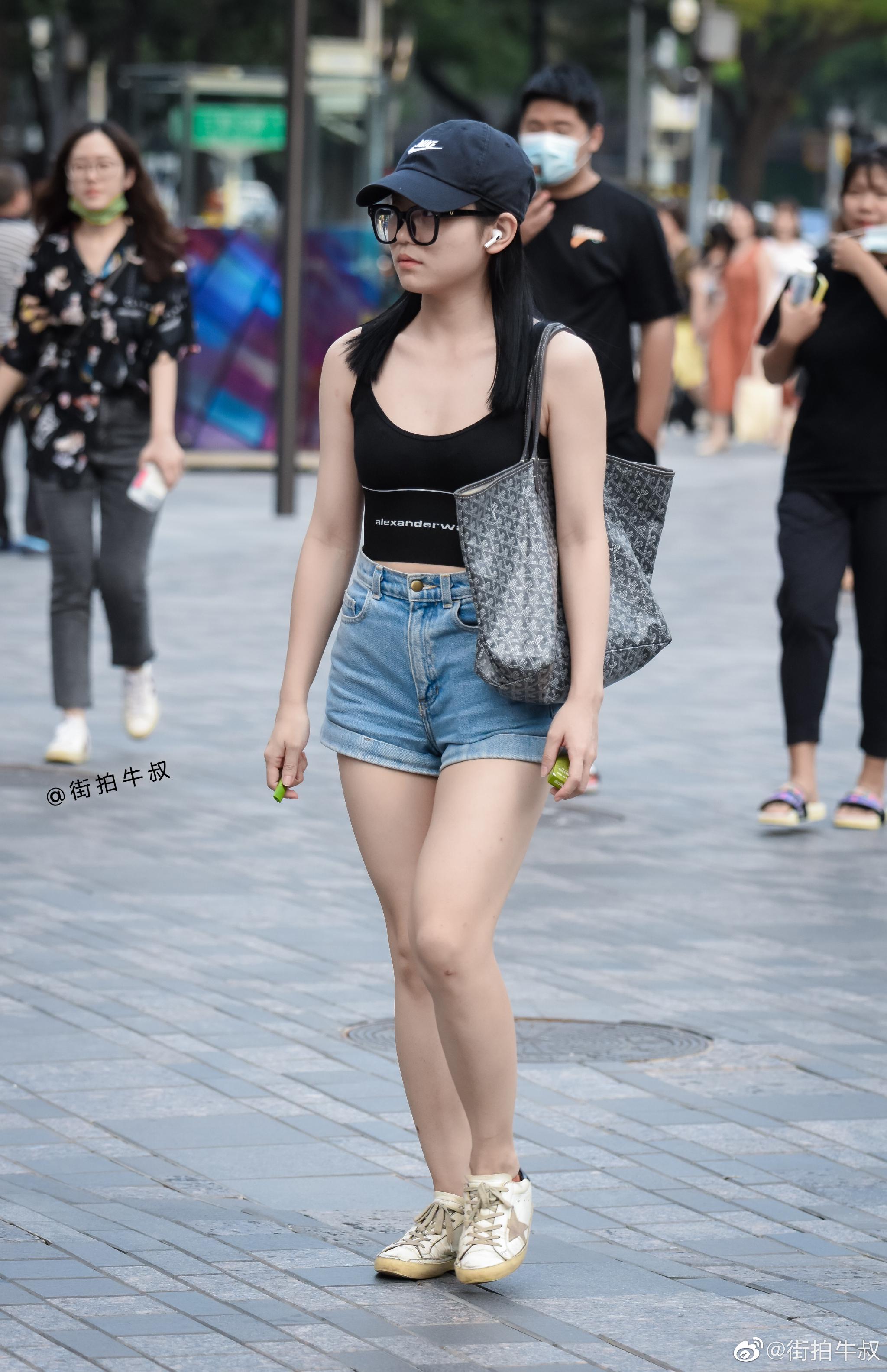 幺妹穿着性感的大u领裹胸背心出街