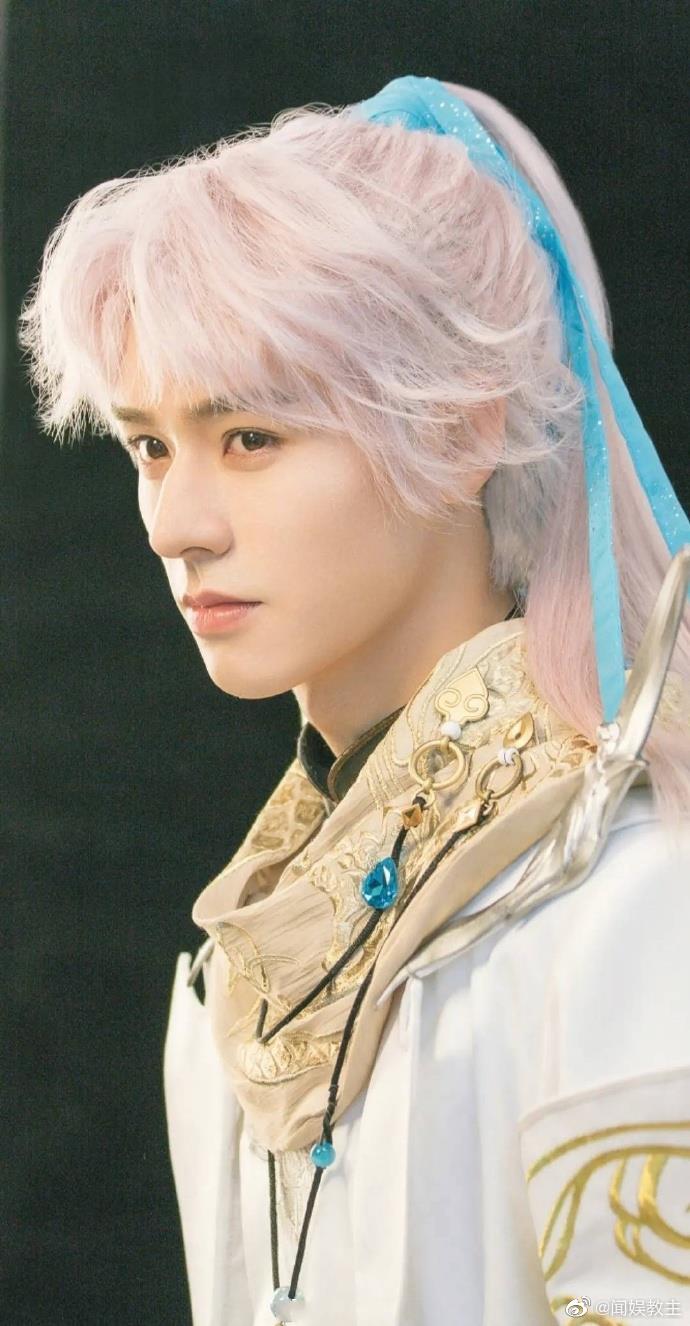 龚俊手游广告白发造型!怎么会有人白发这么帅啊!_高清图集_新浪网