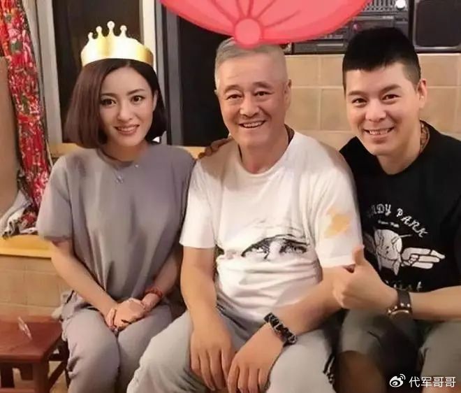 她是赵本山最美女徒弟,嫁给大7岁搭档,如今42岁婚姻很幸福|王小虎|表演|张可|二人转|父母_新浪娱乐_新浪新闻