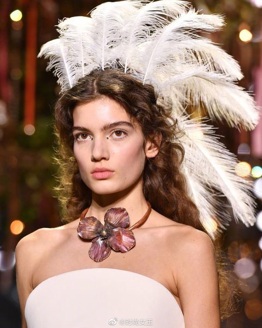 christian dior spring 2017 秀场系列的配饰,头饰的羽毛和花环_高清