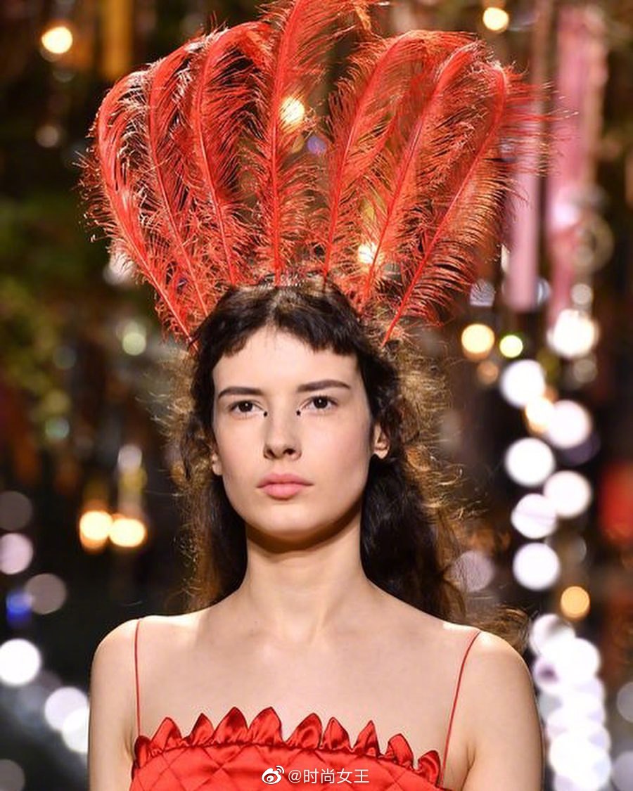 christiandiorspring2017秀场系列的配饰头饰的羽毛和花环