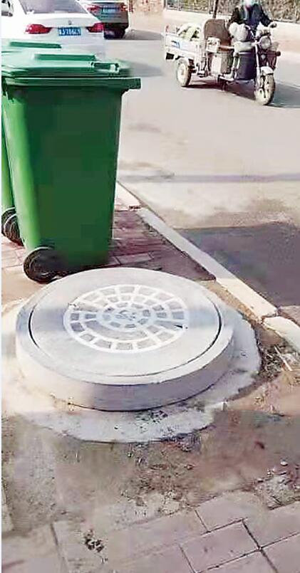 《井盖“翻跟头” 行人绕着走》跟踪报道——新井盖已“上岗”休闲区蓝鸢梦想 - Www.slyday.coM