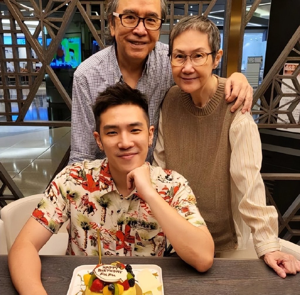 石修儿子参加活动打扮年轻有活力还与姜大卫的儿子和侄女同框