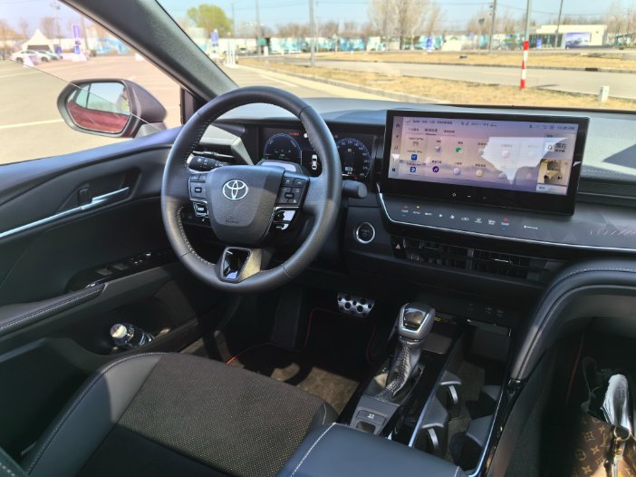 内饰依旧继承了丰田传统的简约风格,但有一定的科技感,对于年轻人也有