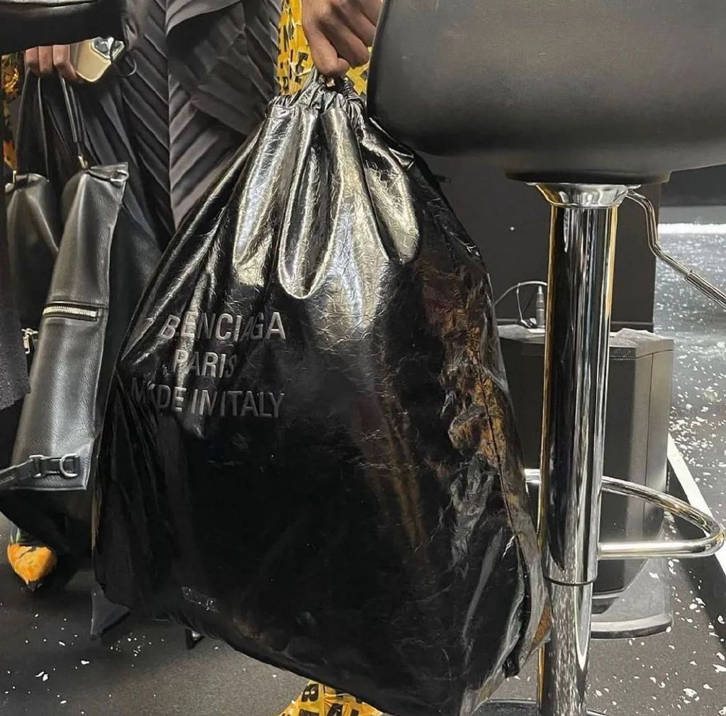 “垫底辣孩”一个月涨粉530万！美男变装？No！评论区才是喜剧！休闲区蓝鸢梦想 - Www.slyday.coM