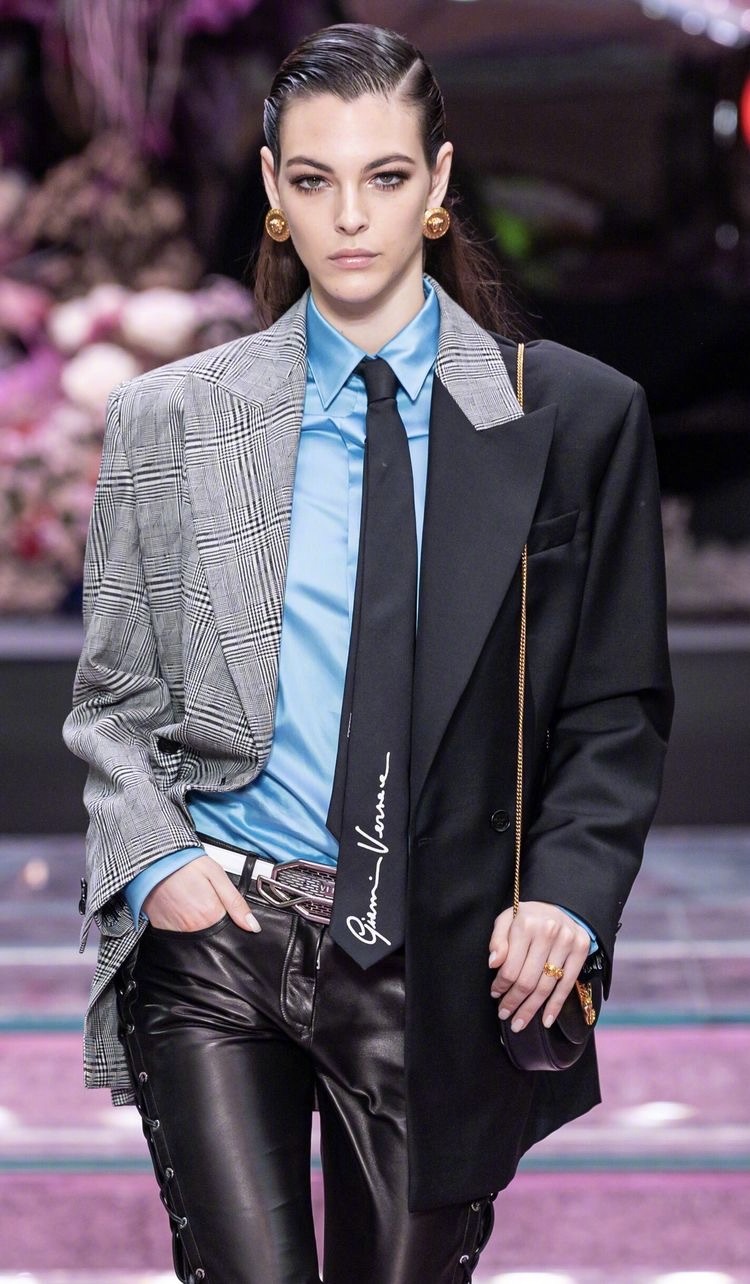 2/ 9迎来24岁生日的意大利美女超模vittoria ceretti ,t台上的百变