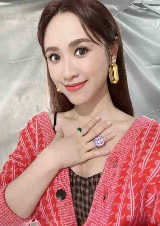 吴姗儒怀孕6个月,小腹平平不显怀,做俏皮表情气色很好|吴姗儒|小腹