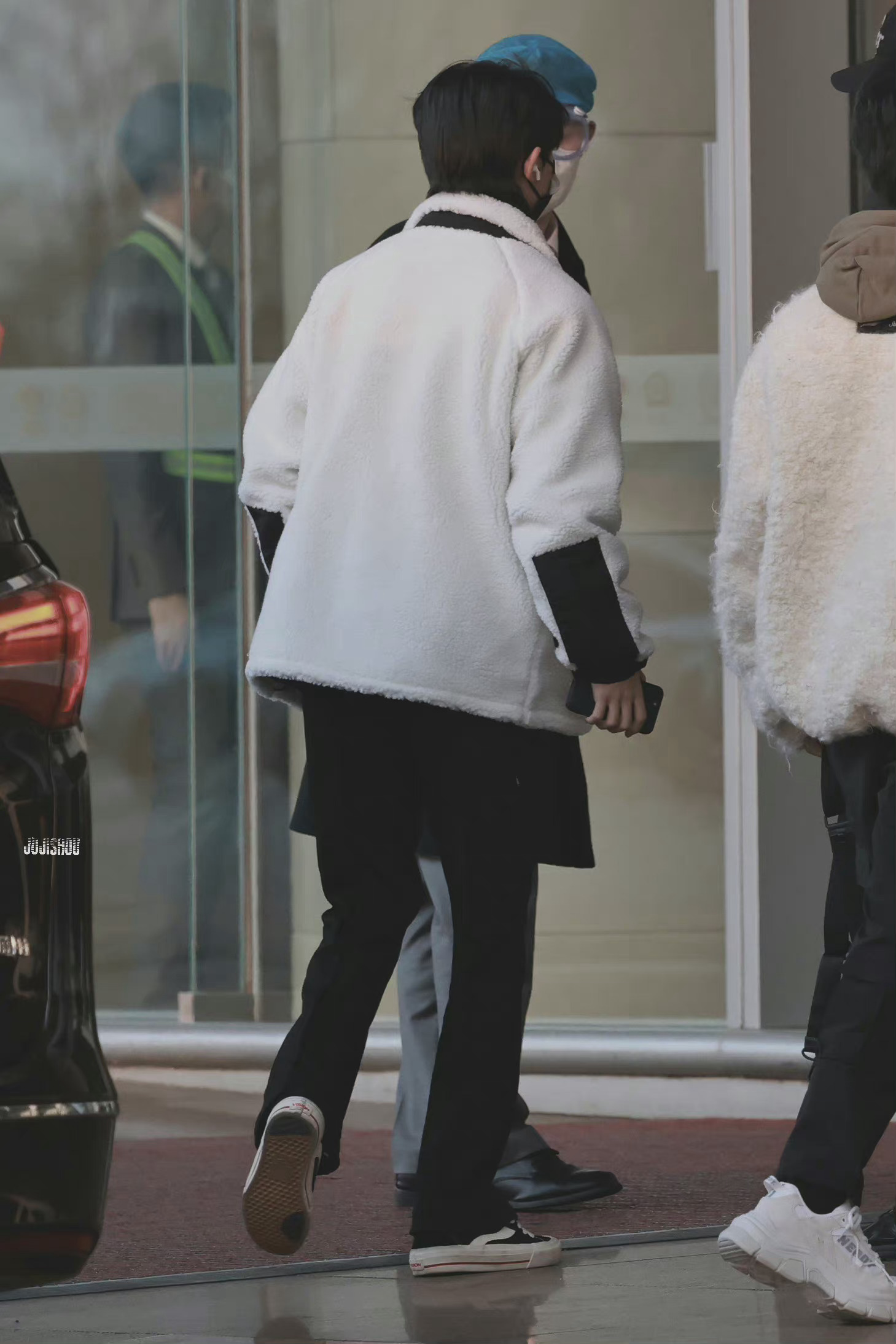 马嘉祺出发饭拍白色羊羔毛外套搭配黑色长裤