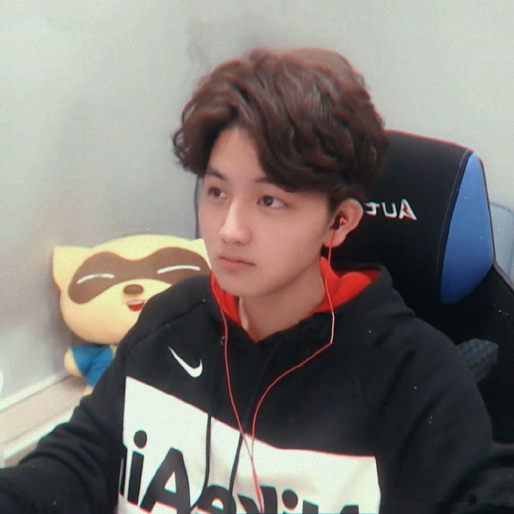 王者荣耀出现新科技?虎牙口袋0.1秒换装被质疑!天美:我也不懂