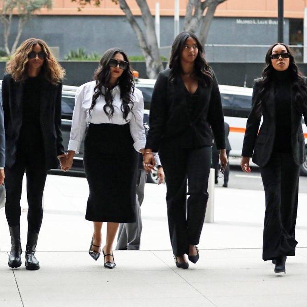 科比遗孀获赔1亿霸气亮相！终于笑了，19岁大女儿又高又壮像科比休闲区蓝鸢梦想 - Www.slyday.coM