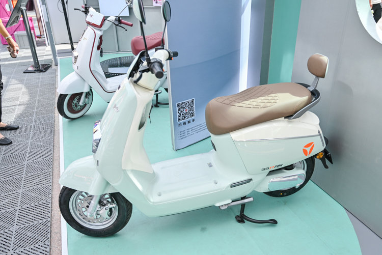 澎湃动力与灵敏操控并肩雅迪冠能旗舰新品开启两轮电动车新时代