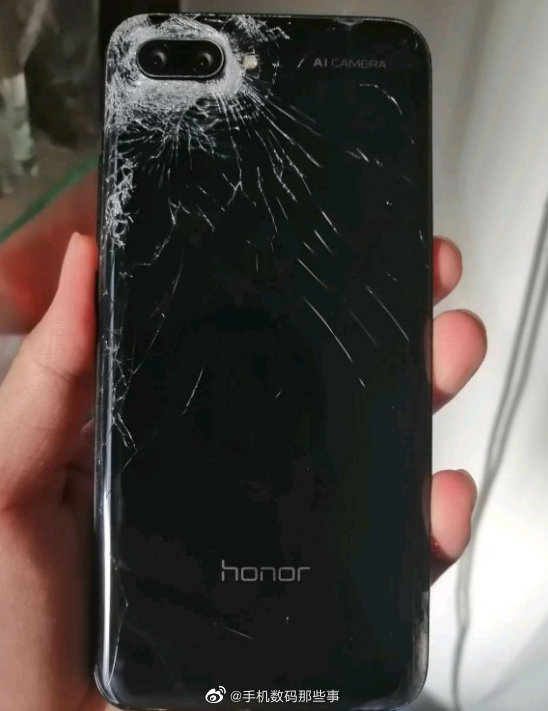 网友投稿今天把手机放洗衣机上面滑下来一下子就把后壳给摔碎了