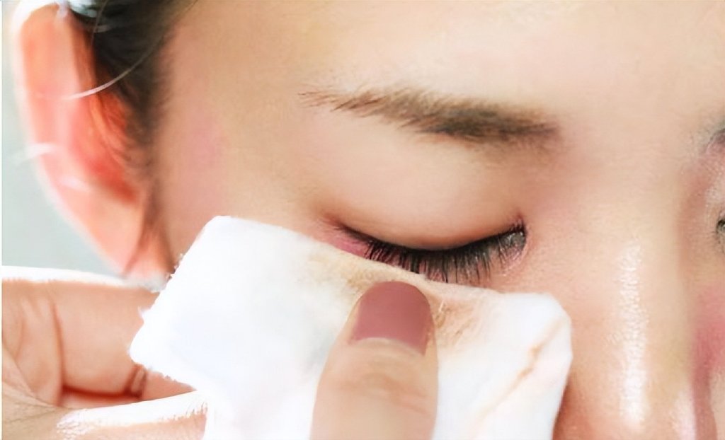 教你"3步卸妆法",让肌肤清透又年轻|化妆棉|眼唇卸妆液|卸妆_新浪新闻