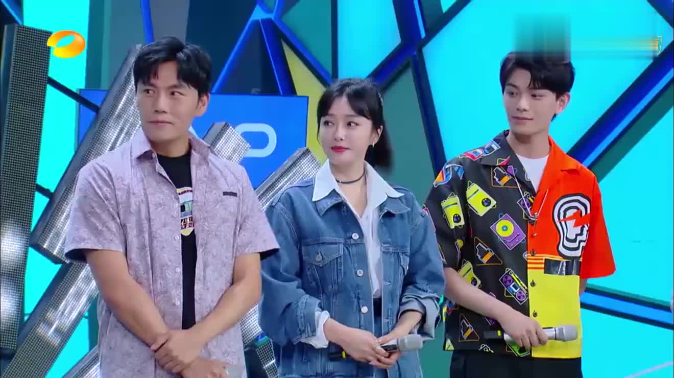 王大陆自曝人设崩塌,大嘴吃小孩被网友诟病,吴昕吓得赶紧跑!