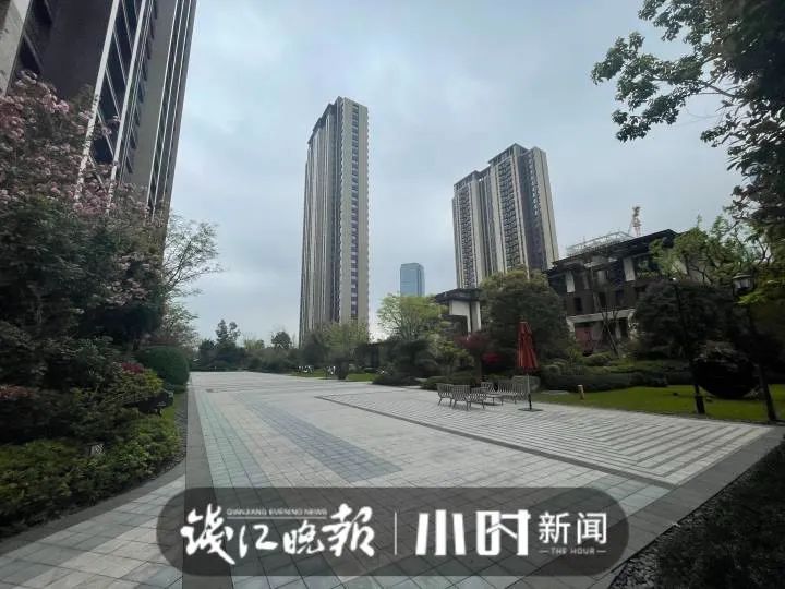 杭州小区一幕上热搜，业主急了：女网红们裸背拍照，会不会带坏孩子？休闲区蓝鸢梦想 - Www.slyday.coM