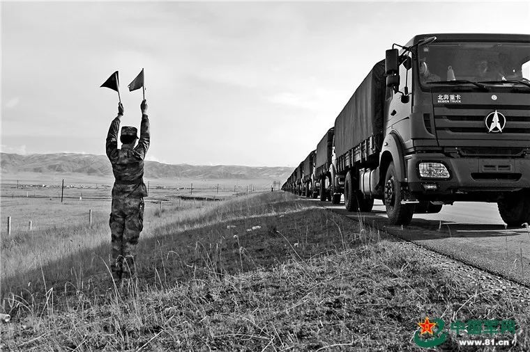 跨越江河翻越高山天路见证着一群汽车兵的平凡世界