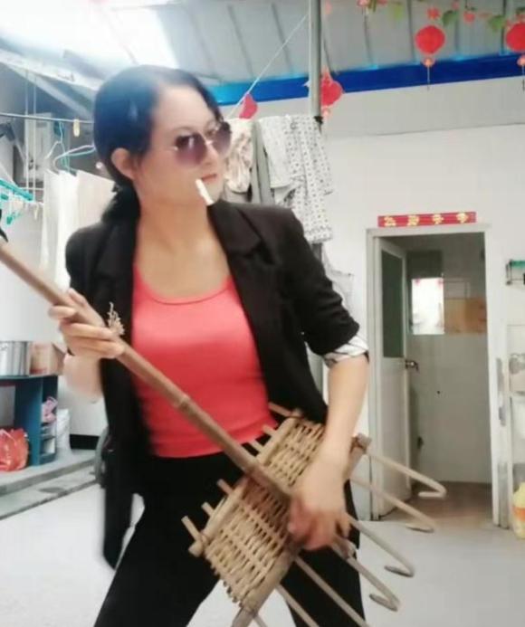 安徽一女网红竟为“村霸”邻居，被带走时有人放鞭炮庆祝休闲区蓝鸢梦想 - Www.slyday.coM