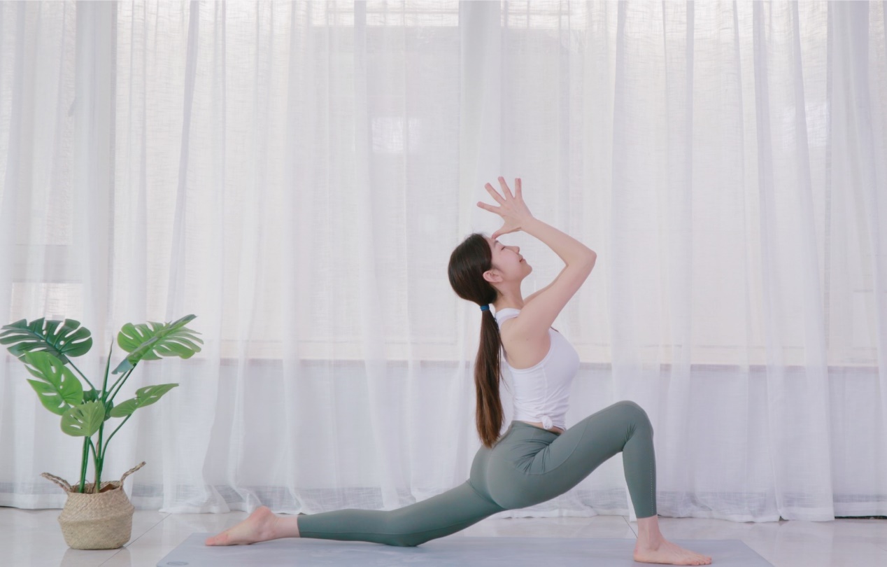 时尚健身博主碧小仙,两米长腿练瑜伽超迷人,天知道这腰有多细