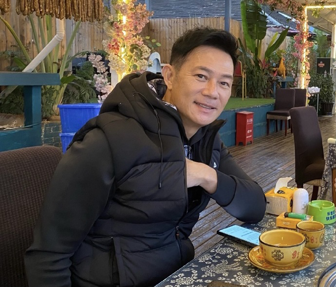 张兆辉游云南晒美食,57岁帅气不减,妻子是身价上亿的富婆