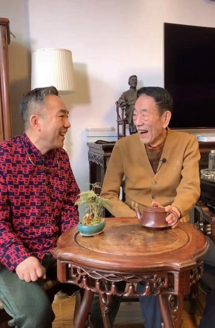 89岁杨少华为儿子剃头,老态尽显抬手都费力,杨议坐着悠然享受|杨少华