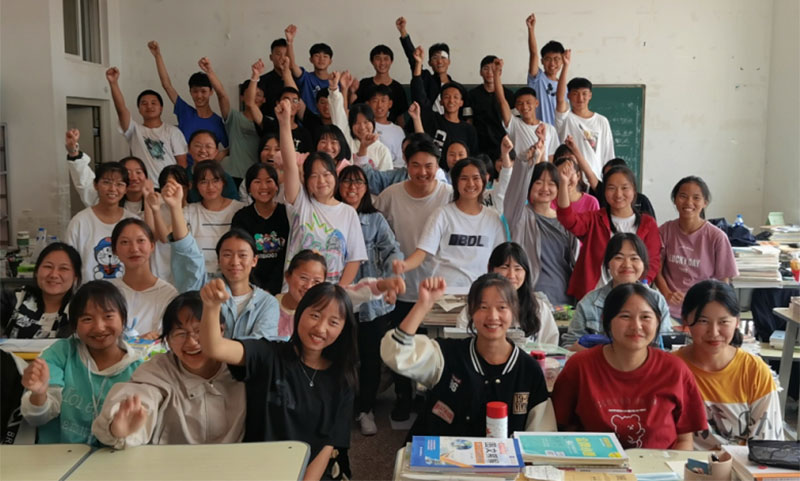 厉害了！这个小伙带领山区孩子拿下一等奖休闲区蓝鸢梦想 - Www.slyday.coM