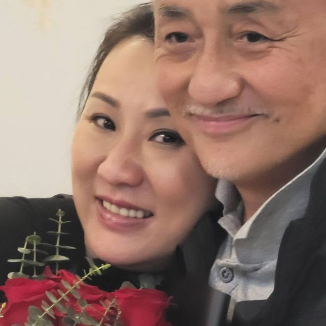 吴岱融造惊喜为爱妻庆生钟淑慧手捧鲜花甜蜜依靠在老公身上合影