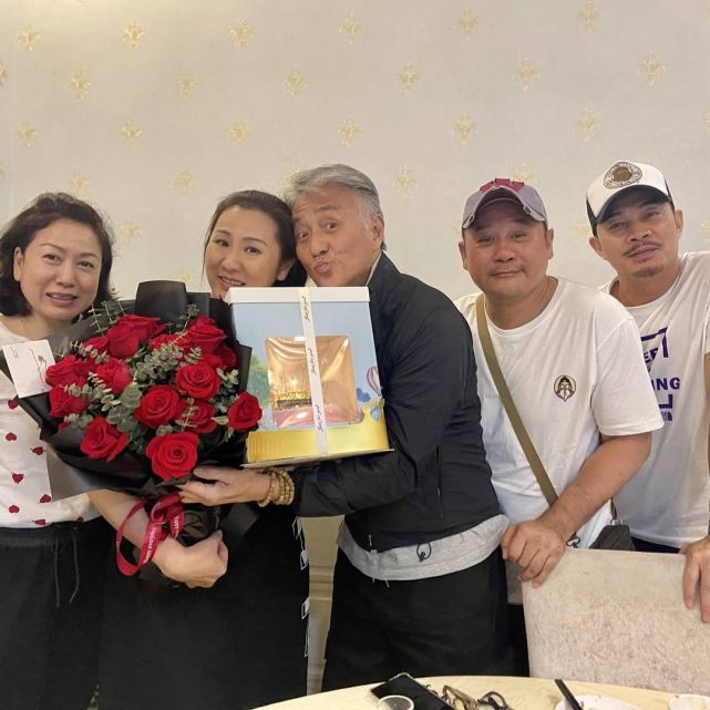 吴岱融造惊喜为爱妻庆生钟淑慧手捧鲜花甜蜜依靠在老公身上合影