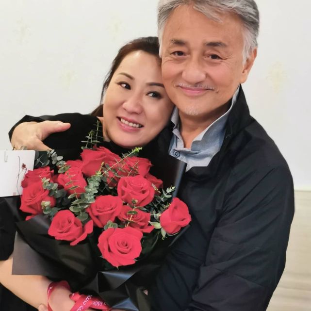 吴岱融造惊喜为爱妻庆生钟淑慧手捧鲜花甜蜜依靠在老公身上合影
