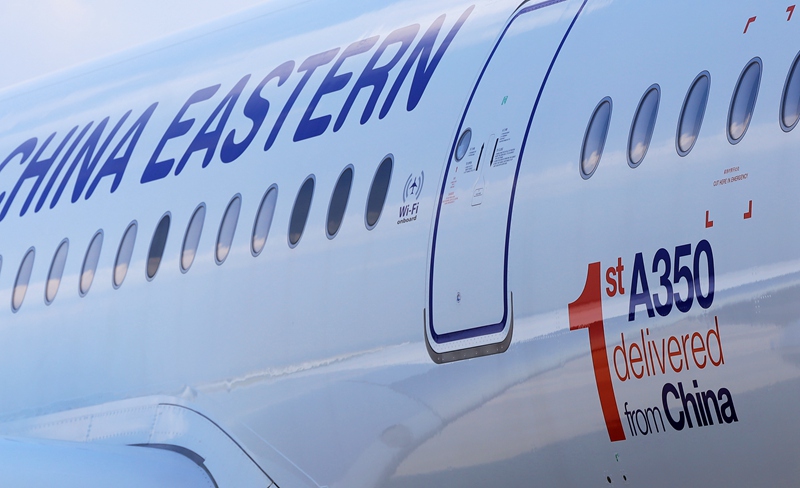 空客a350是东航最新一代旗舰机型,因其驾驶舱舷窗外有一圈黑色边框