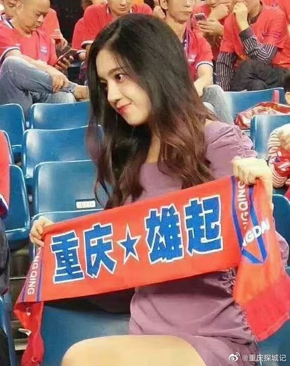 老照片:那些年,重庆奥体中心看台上的女球迷