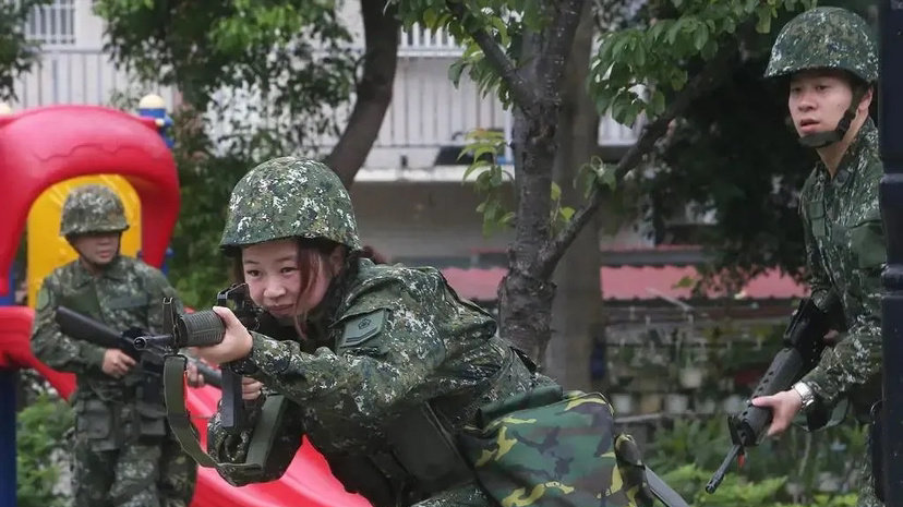 民进党穷兵黩武：男兵不够女生凑？台湾首开女性“教召”|民进党|女性|志愿_新浪新闻