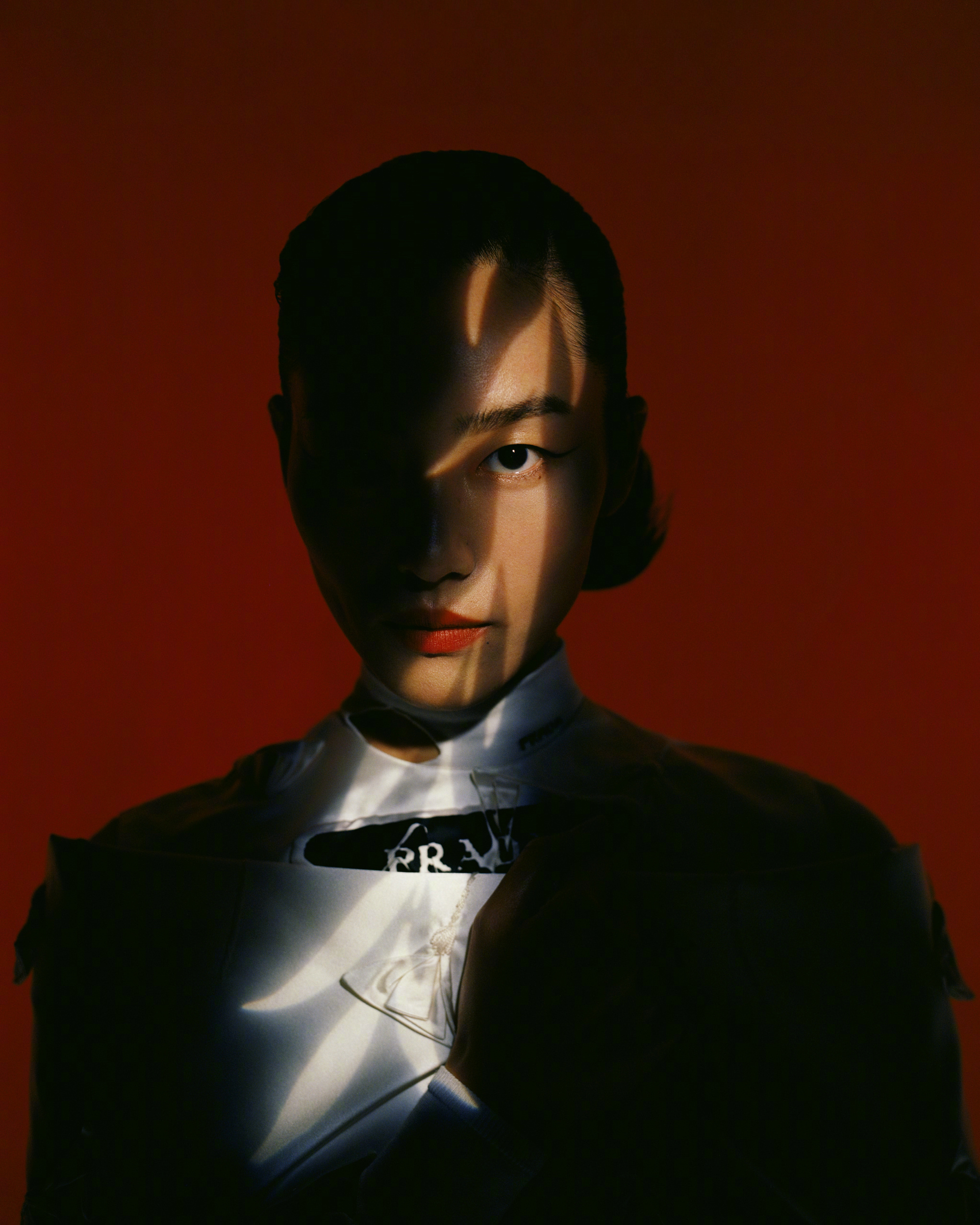 身穿prada登上《vogue》新加坡版2021年三月刊封面