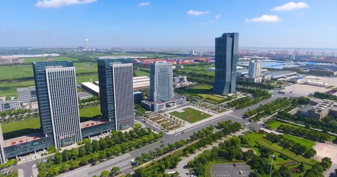 依托太仓港出色的地理位置和便利的服务环境,我市正大手笔写好"以港强