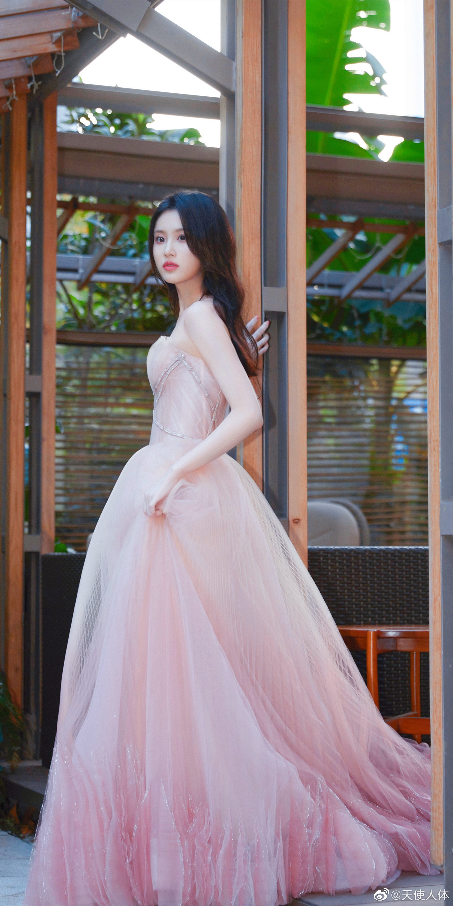同是半透明蕾丝婚纱长裙，优雅和可爱两种风格你更喜欢谁？