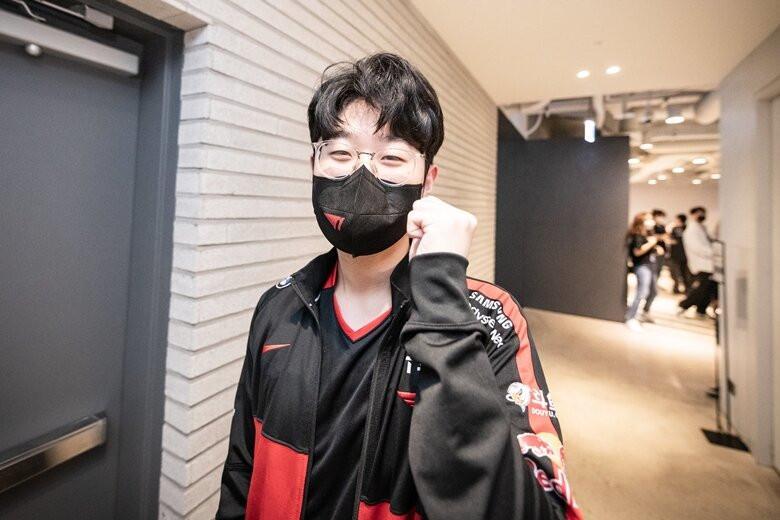 外媒发布S12世界赛上单选手排名:Doran没上榜,369不是第一名?休闲区蓝鸢梦想 - Www.slyday.coM 外媒发布S12世界赛上单选手排名:Doran没上榜,369不是第一名?休闲区蓝鸢梦想 - Www.slyday.coM