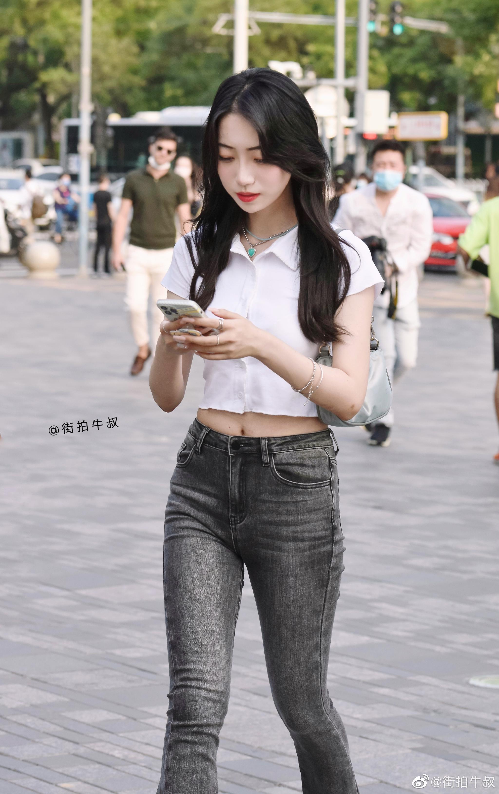 美女穿着学院风的露脐小衬衫出街