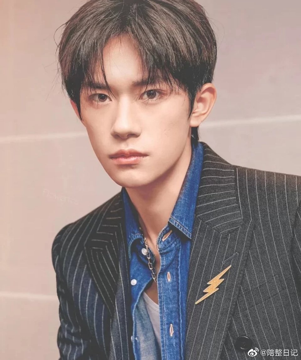 从土气少年到禁欲系高级脸,易烊千玺的颜值逆袭我是真的佩服