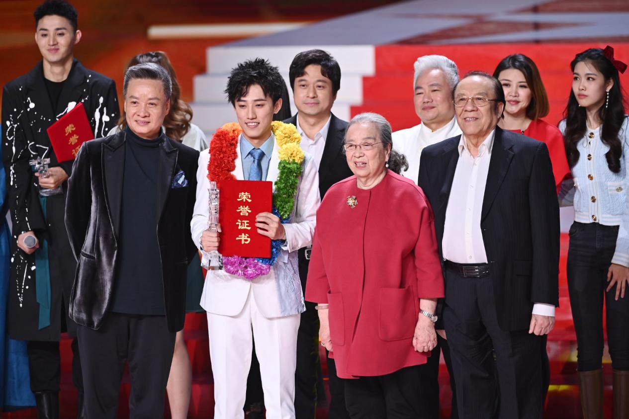 星光大道为百姓装台百姓就把他装在心里